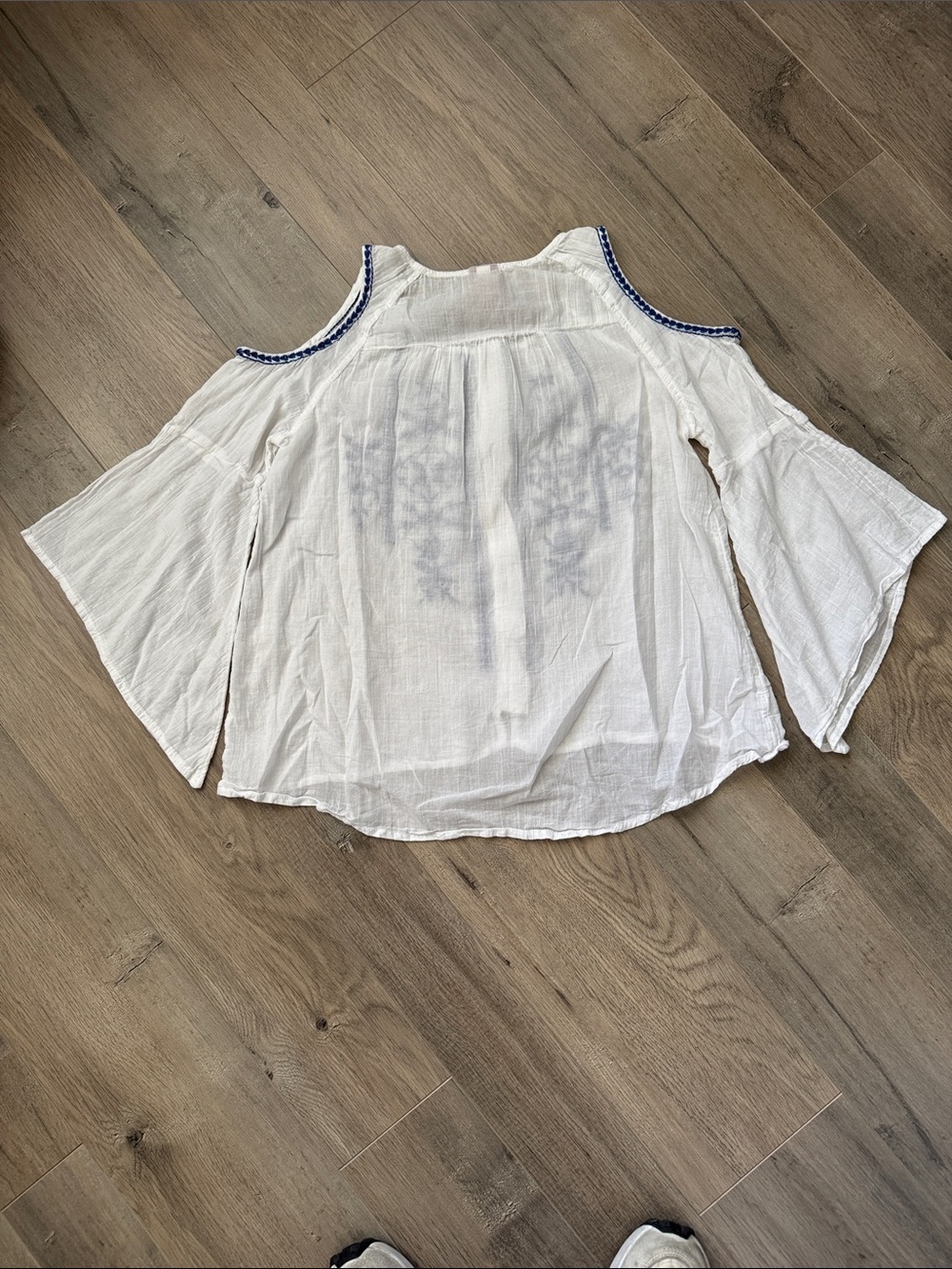 Arizona Jean Company White Cold-Shoulder Top with Blue Embroidery - Picture 4 of 4